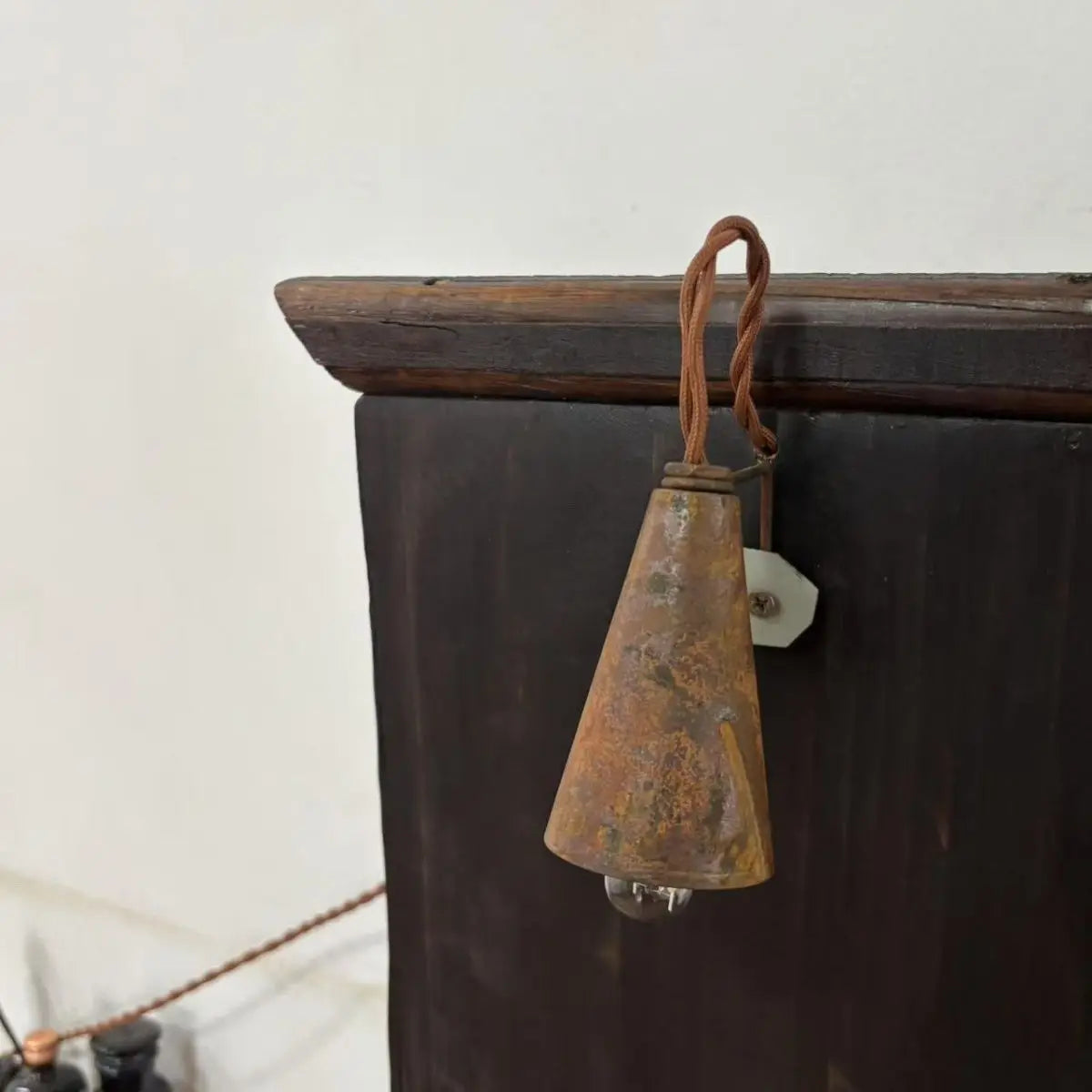 Felinesol – Vintage Stojak na Czasopisma z Lampą