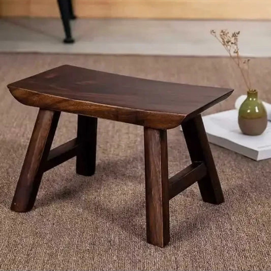 Felinesol – Kwadratowy Orzechowy Stołek z Drewna
